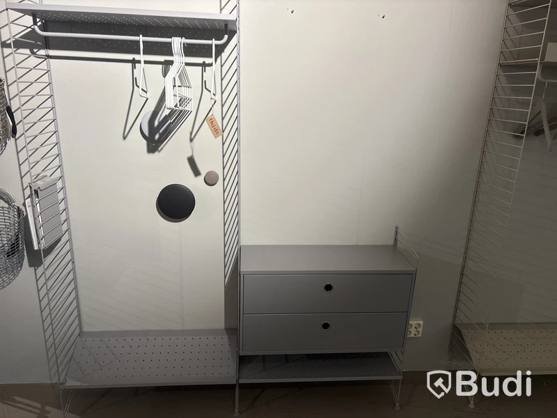 Klädhängare med byrå, vägghängd, String. Ord. pris inkl. moms: ca 7000 kr