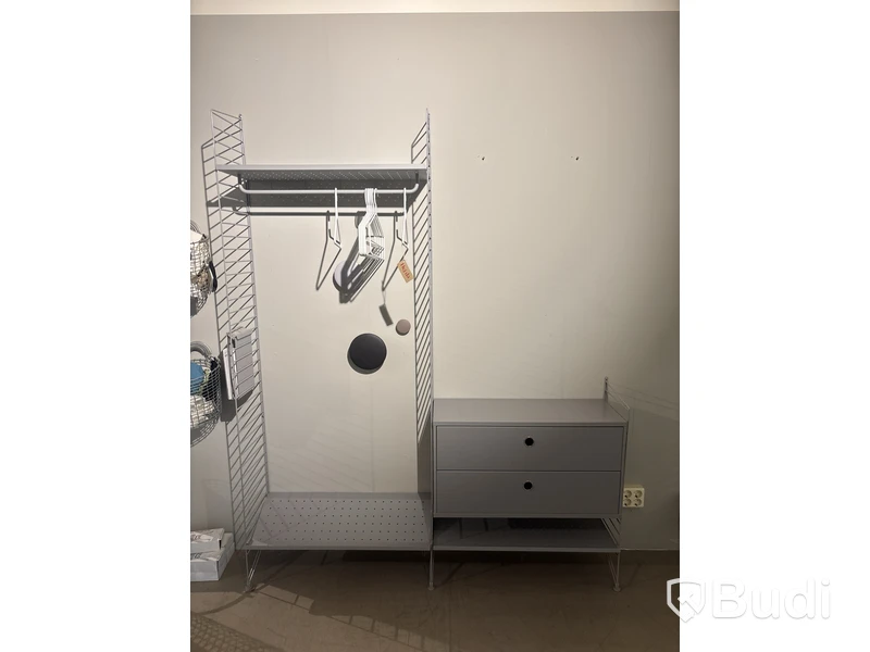 Klädhängare med byrå, vägghängd, String. Ord. pris inkl. moms: ca 7000 kr
