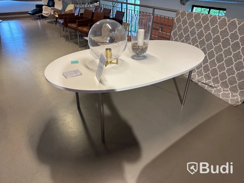 Matbord Carl Hansen CH335. Ord. pris inkl. moms: ca 34 570 kr