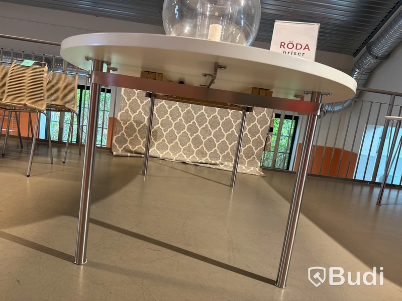 Matbord Carl Hansen CH335. Ord. pris inkl. moms: ca 34 570 kr