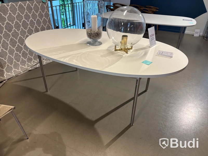 Matbord Carl Hansen CH335. Ord. pris inkl. moms: ca 34 570 kr