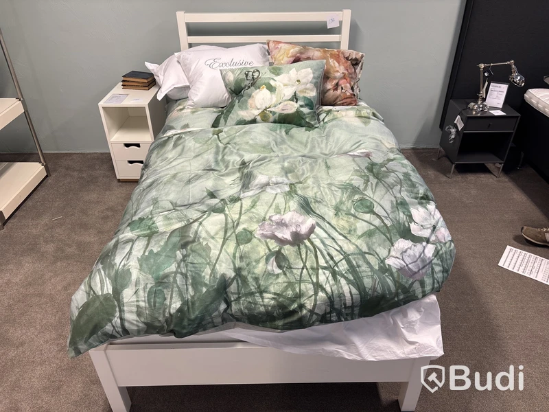 Säng Ord. pris inkl. moms: ca 15 000 kr