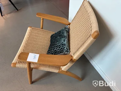 Fåtölj Carl Hansen CH25. Ord. pris inkl. moms: ca 41 770 kr