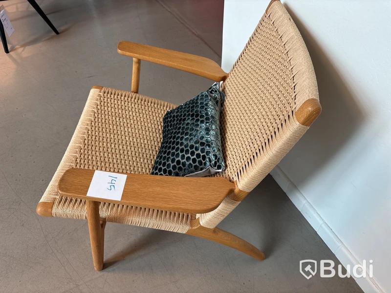 Fåtölj Carl Hansen CH25. Ord. pris inkl. moms: ca 41 770 kr