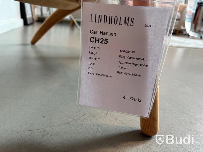 Fåtölj Carl Hansen CH25. Ord. pris inkl. moms: ca 41 770 kr