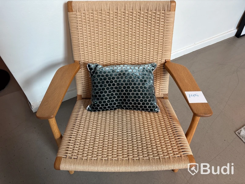 Fåtölj Carl Hansen CH25. Ord. pris inkl. moms: ca 41 770 kr