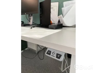 Elektriskt höj och sänkbart skrivbord med skärmvägg edsbyn