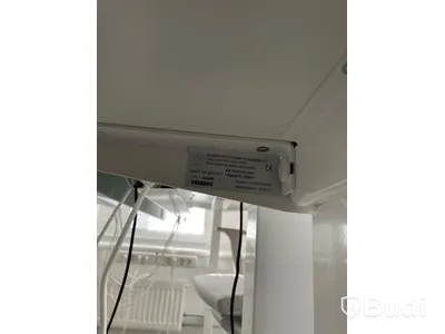 Elektriskt höj och sänkbart skrivbord med skärmvägg edsbyn