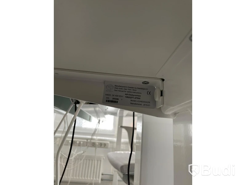 Elektriskt höj och sänkbart skrivbord med skärmvägg edsbyn