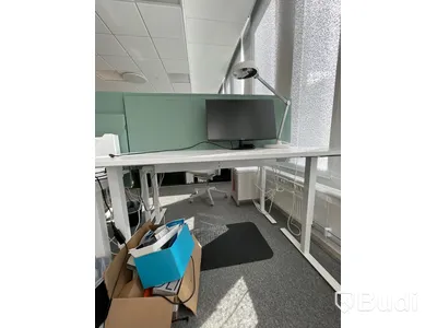 Elektriskt höj och sänkbart skrivbord med skärmvägg edsbyn