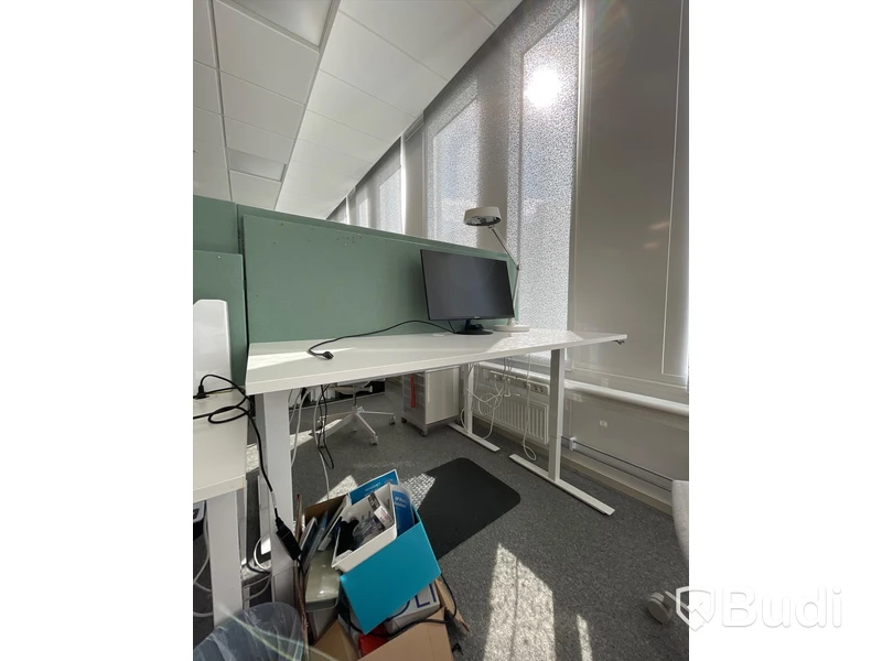 Elektriskt höj och sänkbart skrivbord med skärmvägg edsbyn