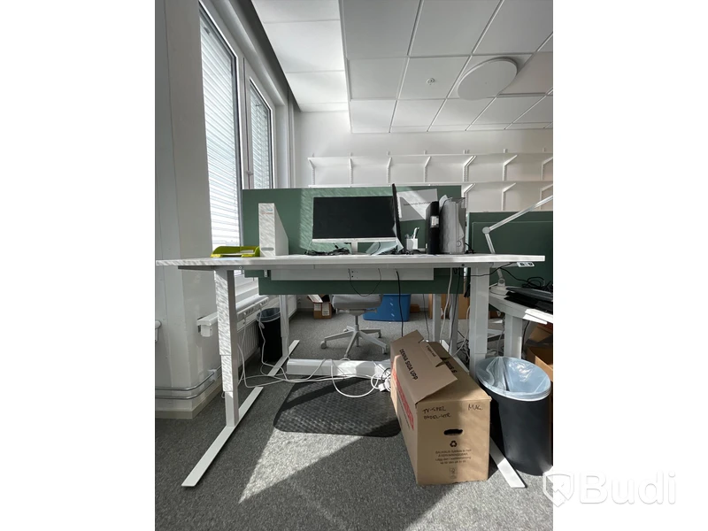 Elektriskt höj och sänkbart skrivbord med skärmvägg edsbyn