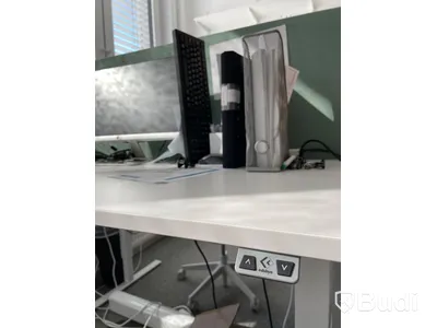Elektriskt höj och sänkbart skrivbord med skärmvägg edsbyn