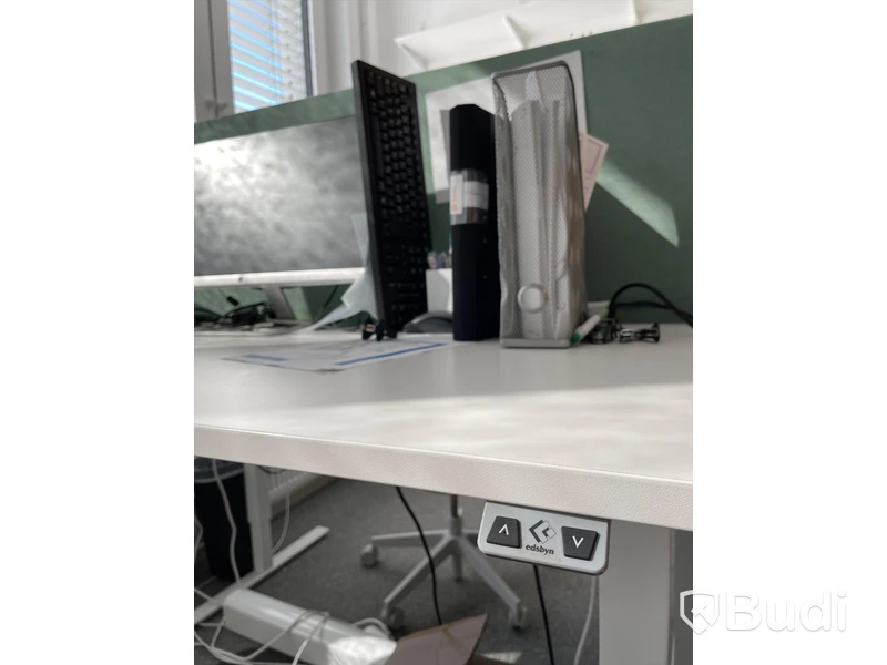 Elektriskt höj och sänkbart skrivbord med skärmvägg edsbyn