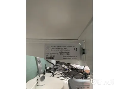 Elektriskt höj och sänkbart skrivbord med skärmvägg edsbyn