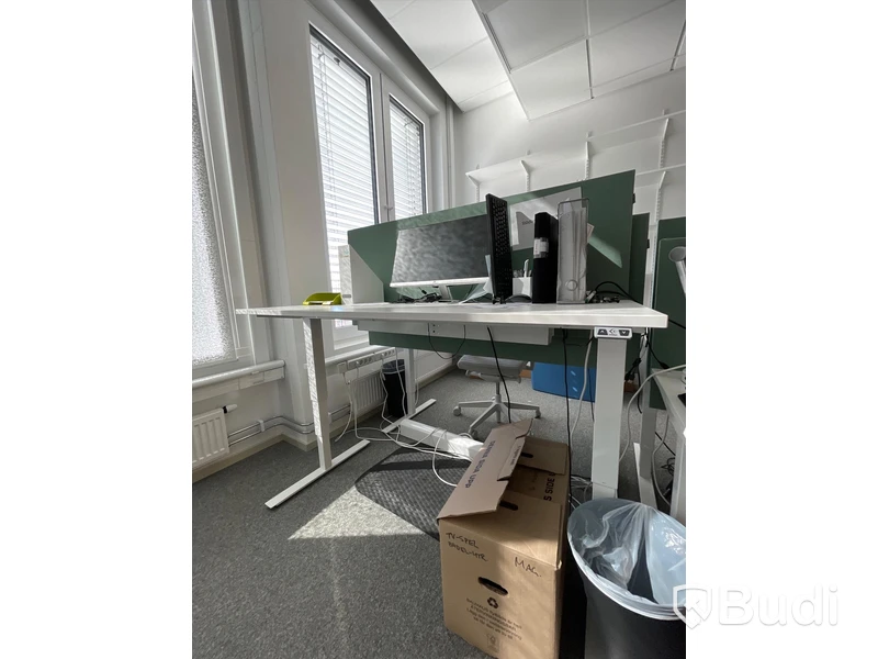 Elektriskt höj och sänkbart skrivbord med skärmvägg edsbyn