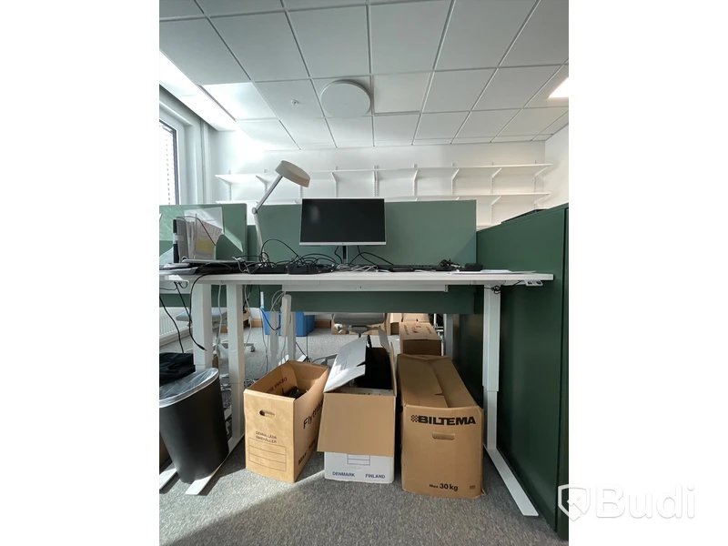 Elektriskt höj och sänkbart skrivbord med skärmvägg edsbyn
