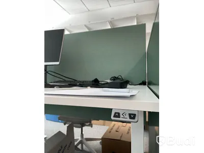 Elektriskt höj och sänkbart skrivbord med skärmvägg edsbyn