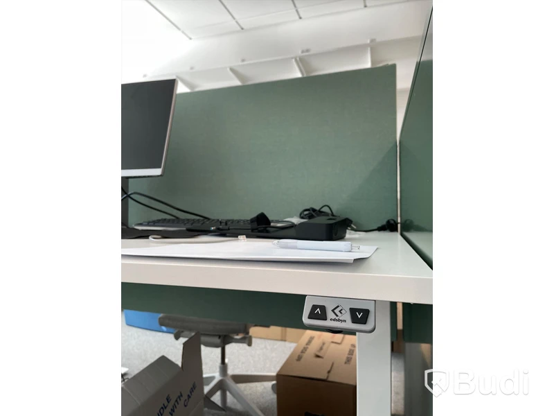 Elektriskt höj och sänkbart skrivbord med skärmvägg edsbyn