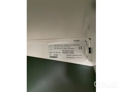 Elektriskt höj och sänkbart skrivbord med skärmvägg edsbyn