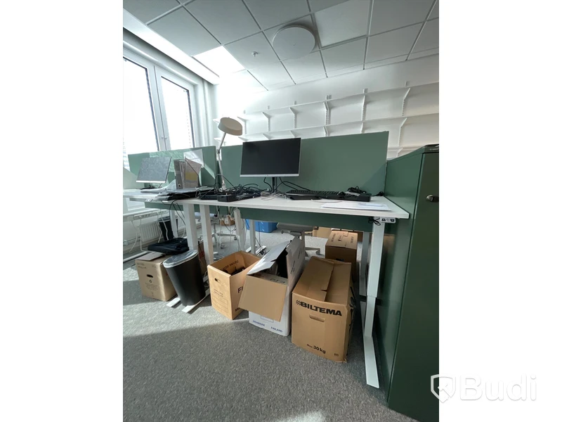 Elektriskt höj och sänkbart skrivbord med skärmvägg edsbyn