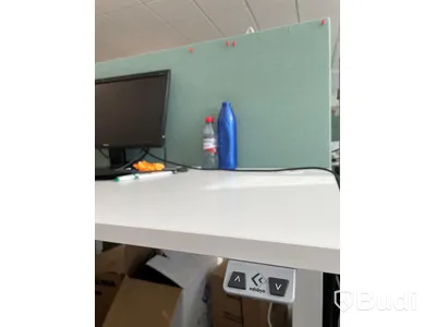 Elektriskt höj och sänkbart skrivbord med skärmvägg edsbyn