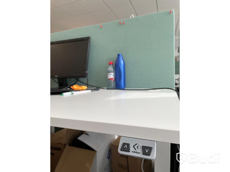 Elektriskt höj och sänkbart skrivbord med skärmvägg edsbyn