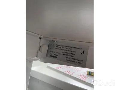 Elektriskt höj och sänkbart skrivbord med skärmvägg edsbyn