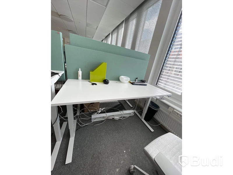 Elektriskt höj och sänkbart skrivbord med skärmvägg edsbyn