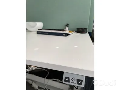 Elektriskt höj och sänkbart skrivbord med skärmvägg edsbyn