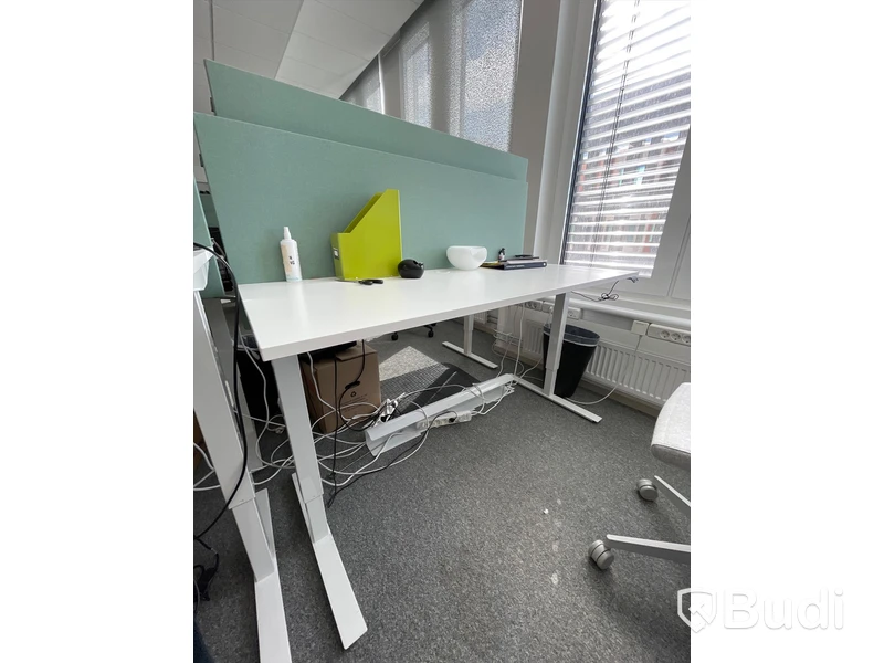 Elektriskt höj och sänkbart skrivbord med skärmvägg edsbyn