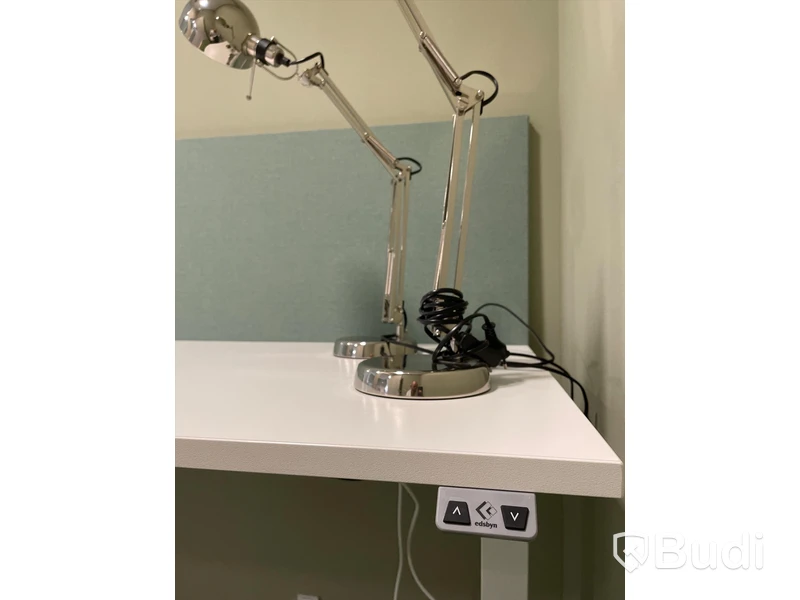 Elektriskt höj och sänkbart skrivbord med skärmvägg edsbyn
