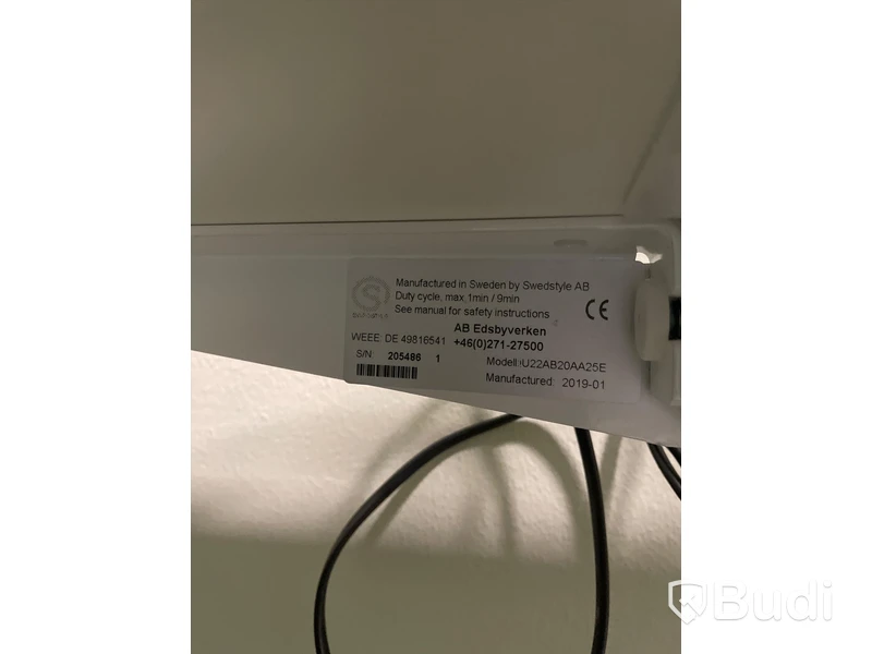 Elektriskt höj och sänkbart skrivbord med skärmvägg edsbyn