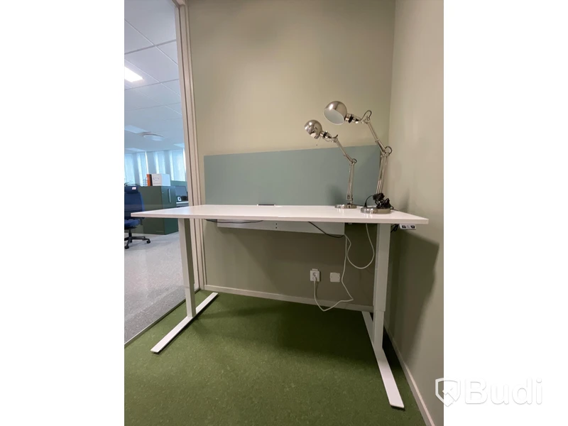 Elektriskt höj och sänkbart skrivbord med skärmvägg edsbyn