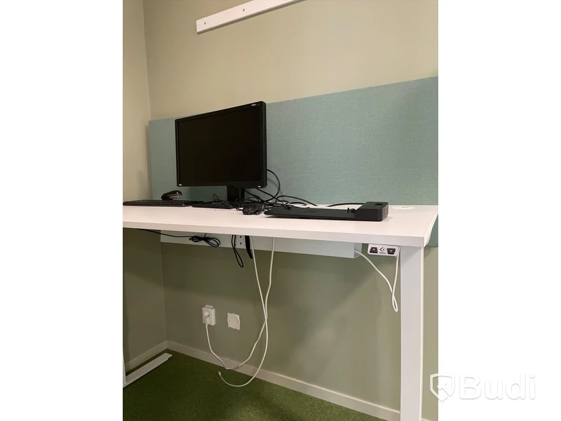 Elektriskt höj och sänkbart skrivbord med skärmvägg edsbyn