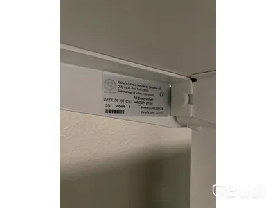 Elektriskt höj och sänkbart skrivbord med skärmvägg edsbyn