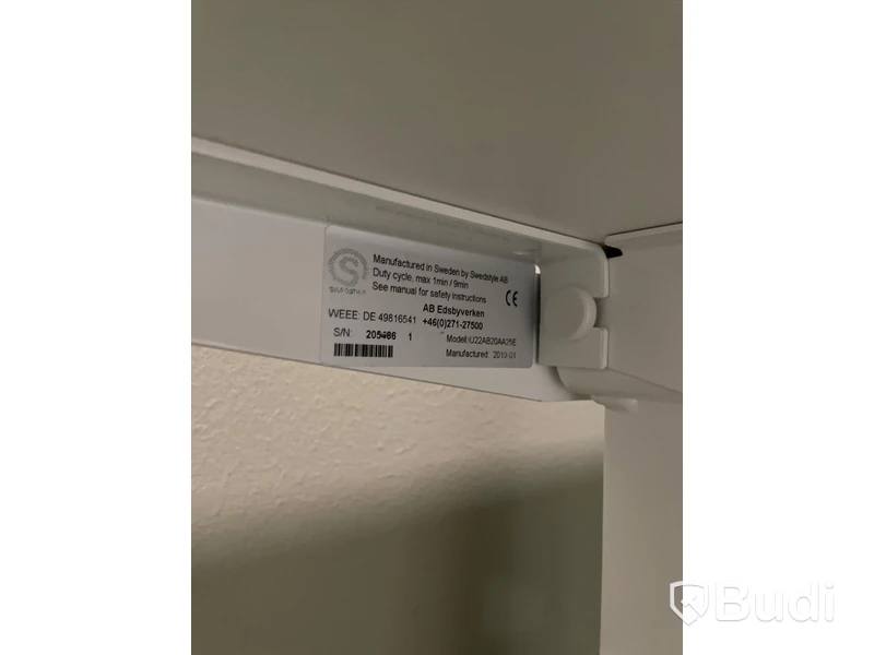 Elektriskt höj och sänkbart skrivbord med skärmvägg edsbyn