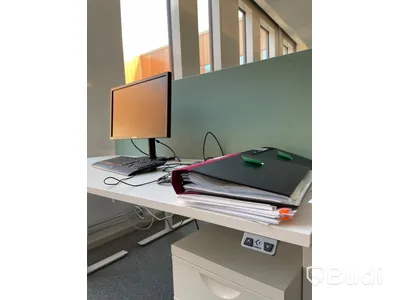 Elektriskt höj och sänkbart skrivbord med skärmvägg edsbyn
