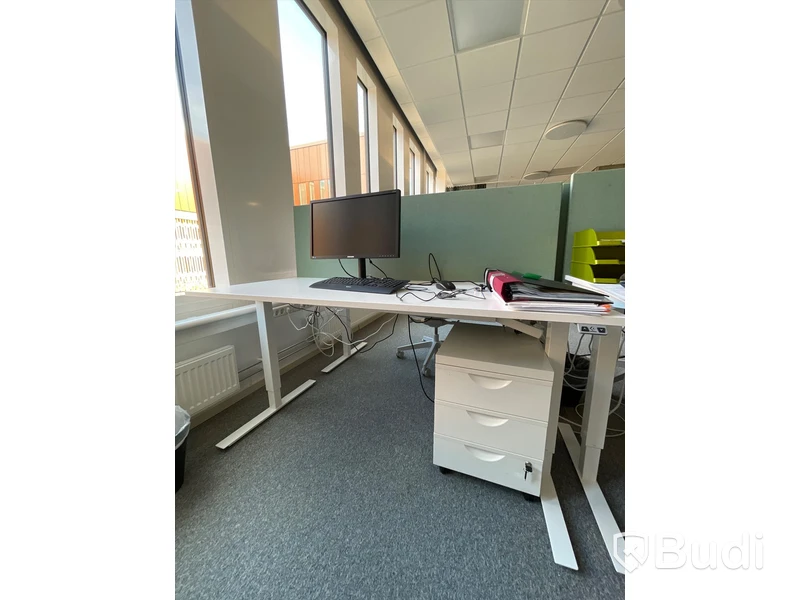 Elektriskt höj och sänkbart skrivbord med skärmvägg edsbyn
