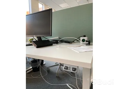 Elektriskt höj och sänkbart skrivbord med skärmvägg edsbyn