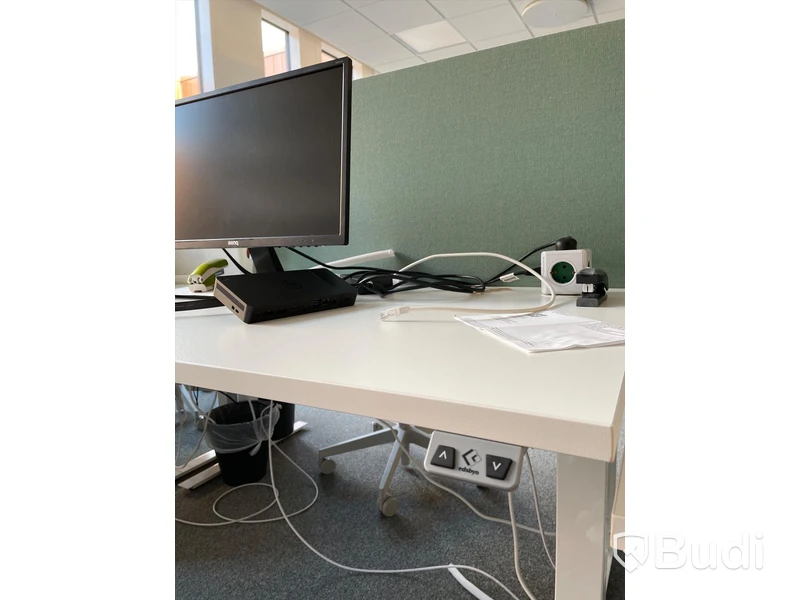 Elektriskt höj och sänkbart skrivbord med skärmvägg edsbyn