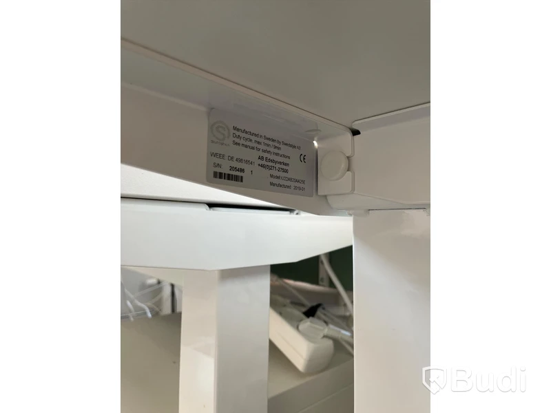Elektriskt höj och sänkbart skrivbord med skärmvägg edsbyn
