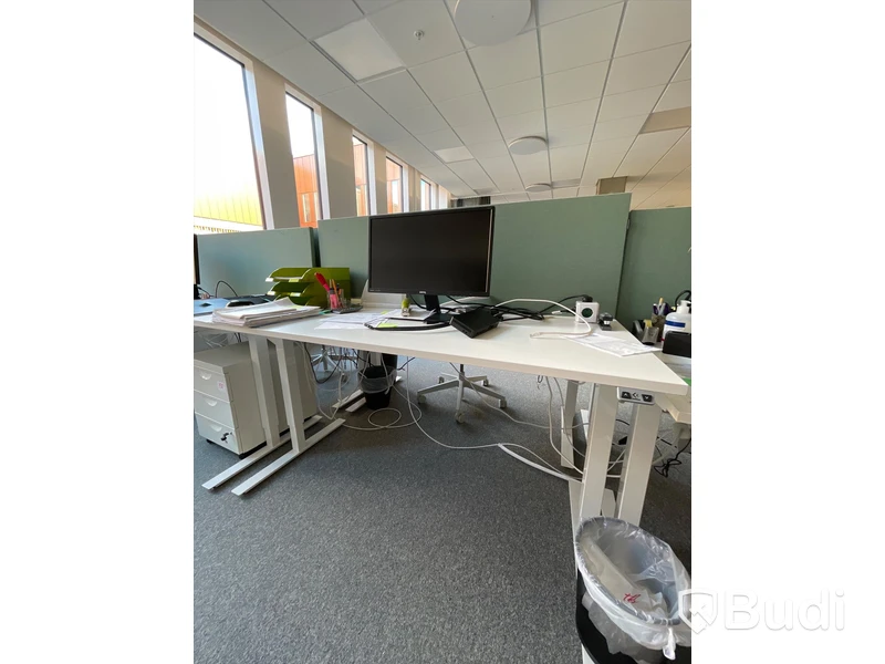 Elektriskt höj och sänkbart skrivbord med skärmvägg edsbyn