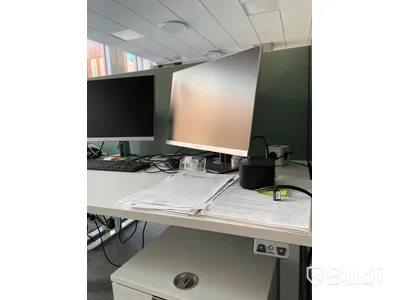 Elektriskt höj och sänkbart skrivbord med skärmvägg edsbyn