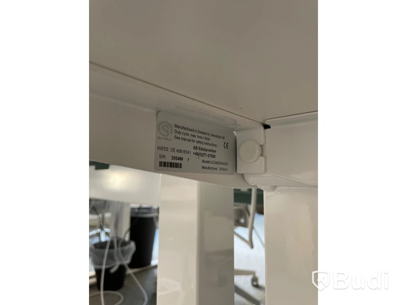 Elektriskt höj och sänkbart skrivbord med skärmvägg edsbyn