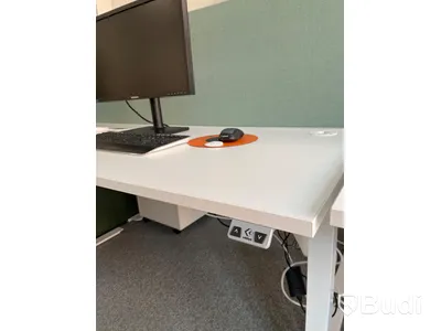 Elektriskt höj och sänkbart skrivbord med skärmvägg edsbyn