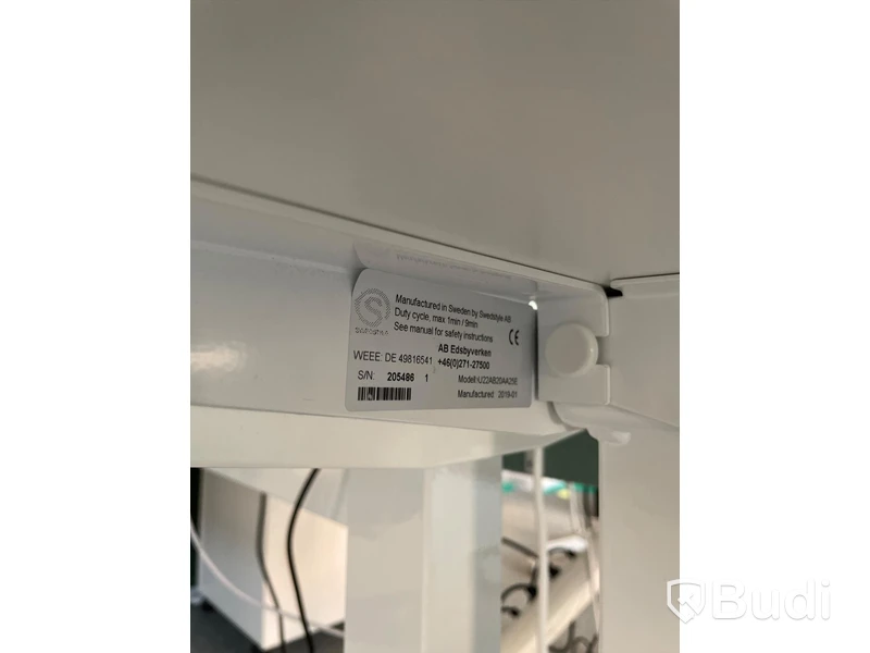 Elektriskt höj och sänkbart skrivbord med skärmvägg edsbyn