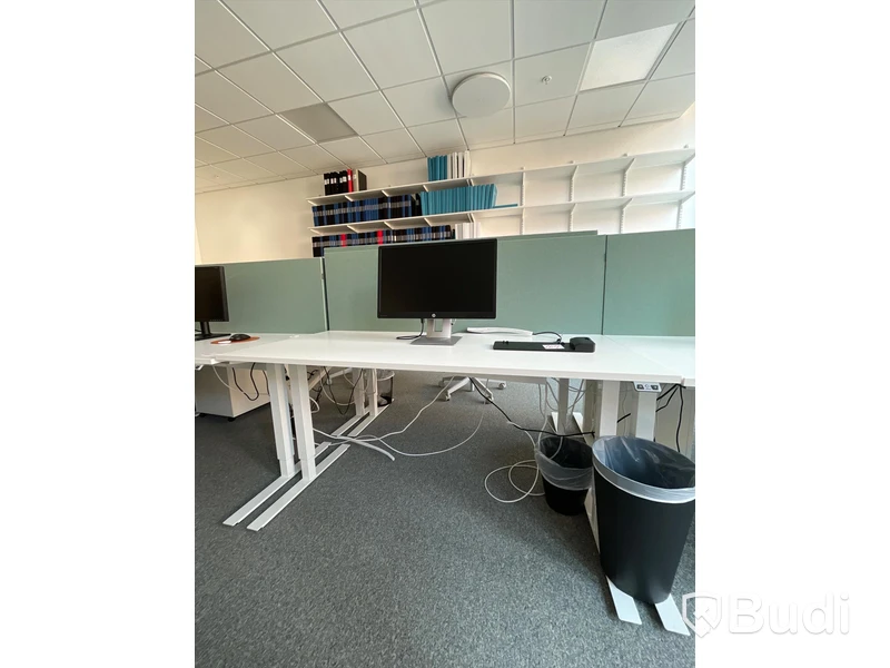 Elektriskt höj och sänkbart skrivbord med skärmvägg edsbyn