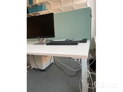 Elektriskt höj och sänkbart skrivbord med skärmvägg edsbyn