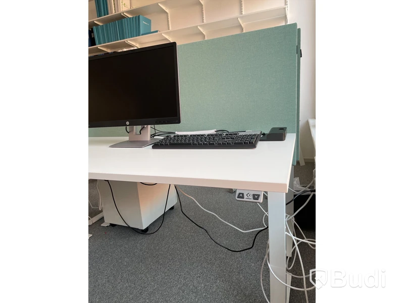 Elektriskt höj och sänkbart skrivbord med skärmvägg edsbyn